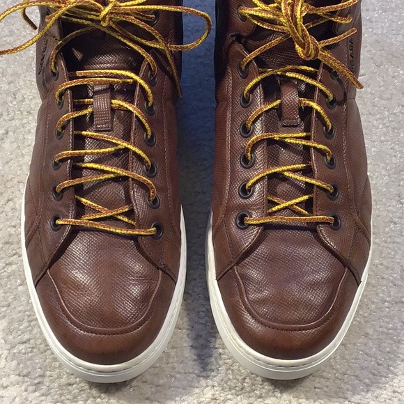 Prada in brown grained leather. - Picture 2 of 6